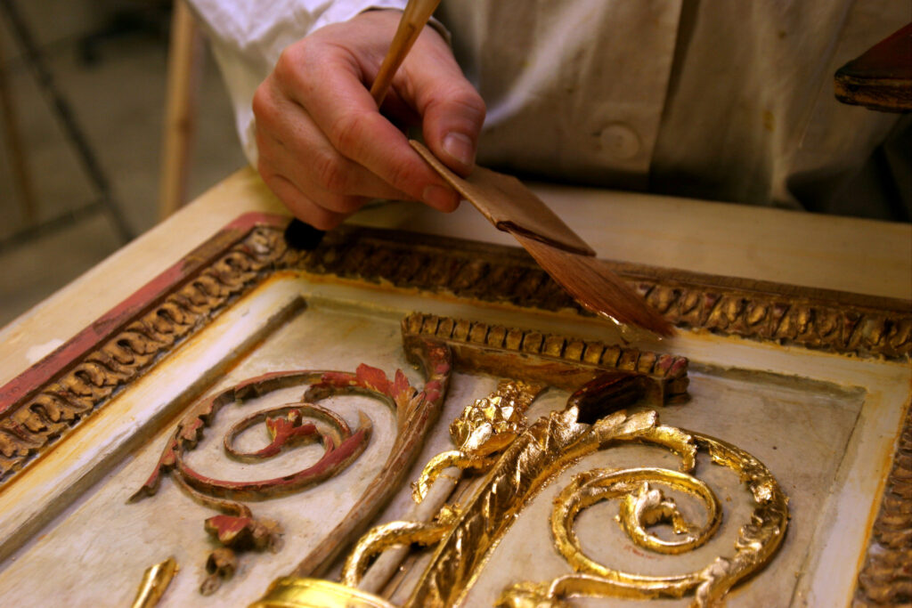 Gold Leaf Gilding Finishing Carved Furniture 