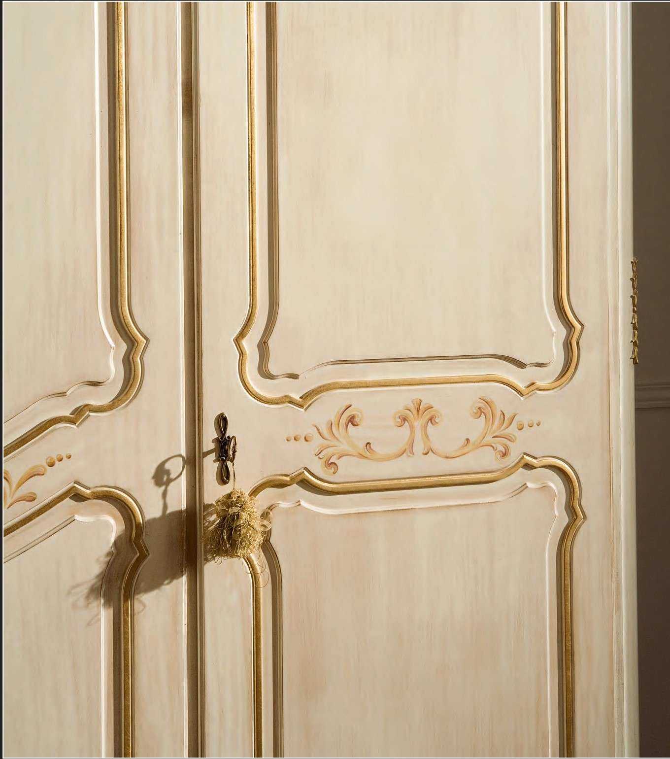 Imperial Florence Wardrobe – Hand-Carved Rococo Masterpiece in Ivory and Gold 