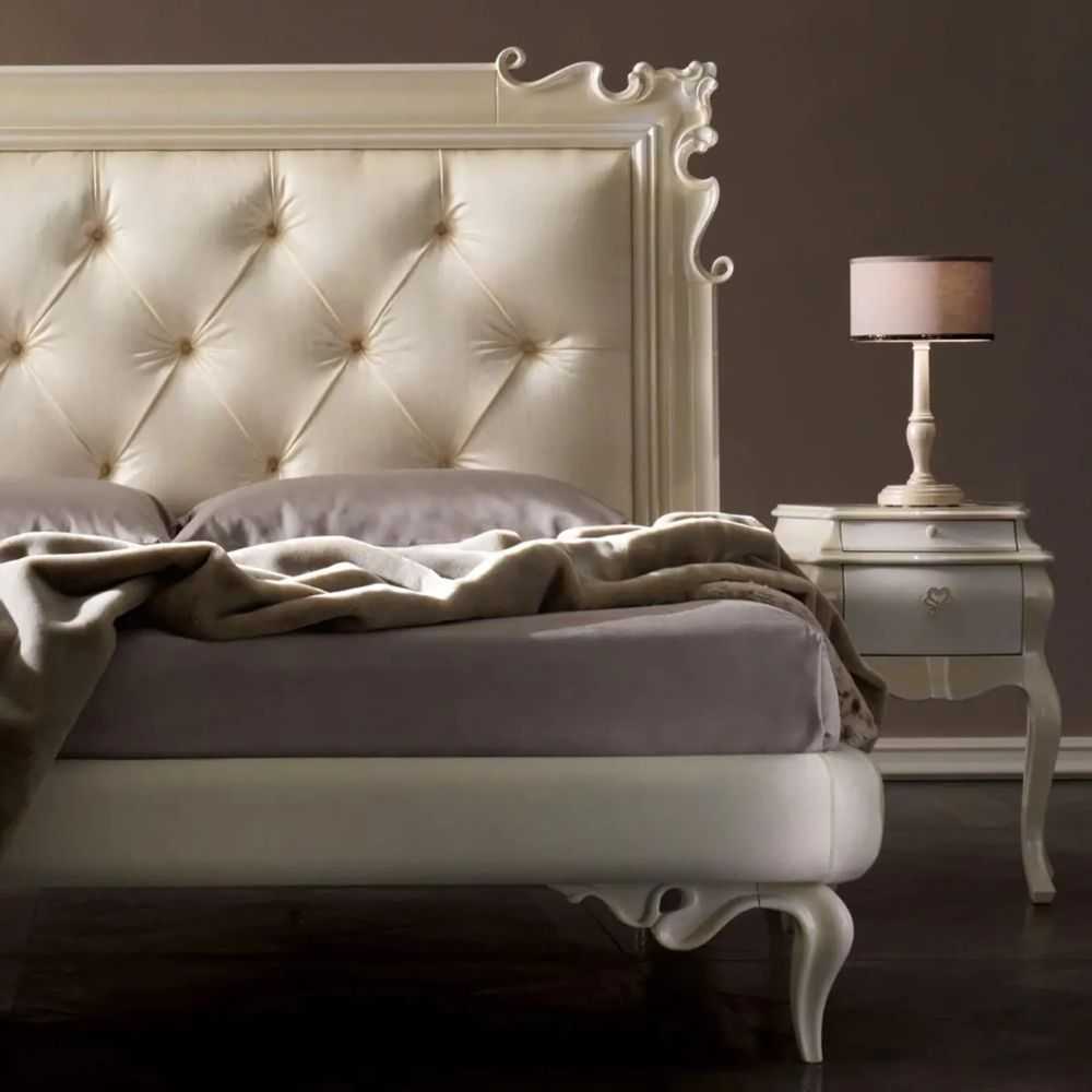 Luxury Tufted Bed in Vintage White – Victorian Colonial Bedroom Furniture