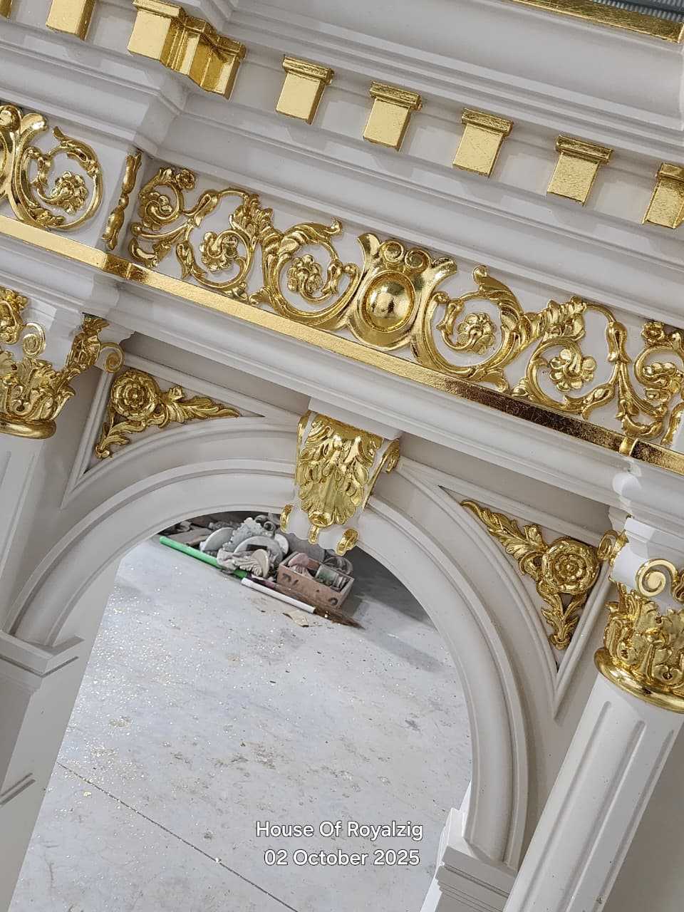 Round Columns Wooden Luxury Baroque Fireplace Mantel with Gold Leaf Accents